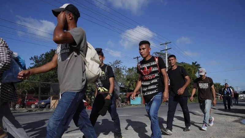 Migrantes hondureños buscan asistencia tras abandonar caravana en México