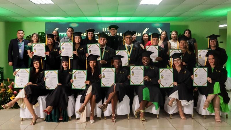 UTH celebra XV ceremonia de graduación en Roatán; anuncia nuevo edificio