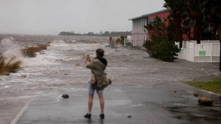 Huracán Debby causa caos en EEUU