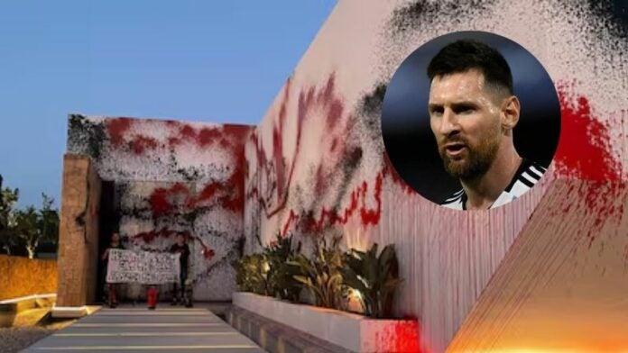 Activistas vandalizan la mansión de Leo Messi en Ibiza, España