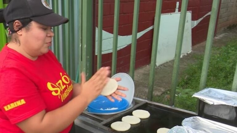 Migrantes venezolanos arepas TGU