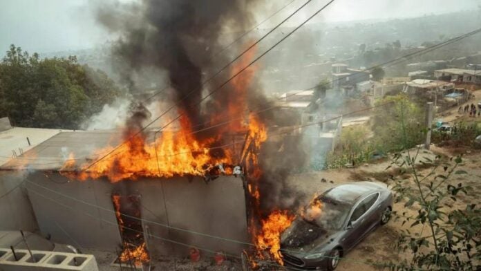 Hombre incendia su casa al cargar su Tesla en un poste de luz