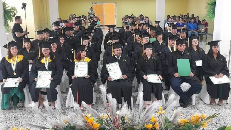 UTH celebra XXV ceremonia de graduación en Puerto Cortés