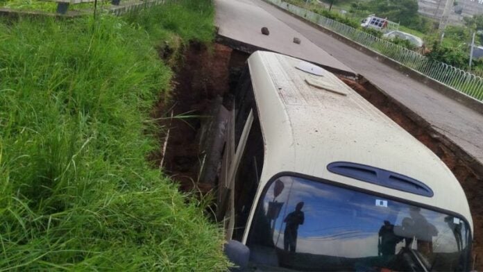 Rapidito cae en socavón