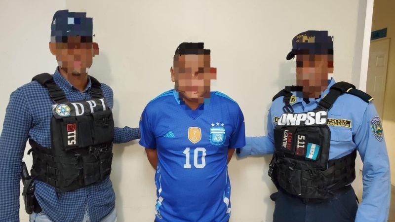 padres entregan a su hijo