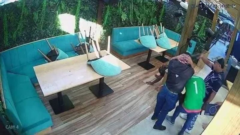 padres entregan a su hijo