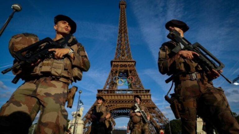 Detienen hombre por escalar Torre Eiffel