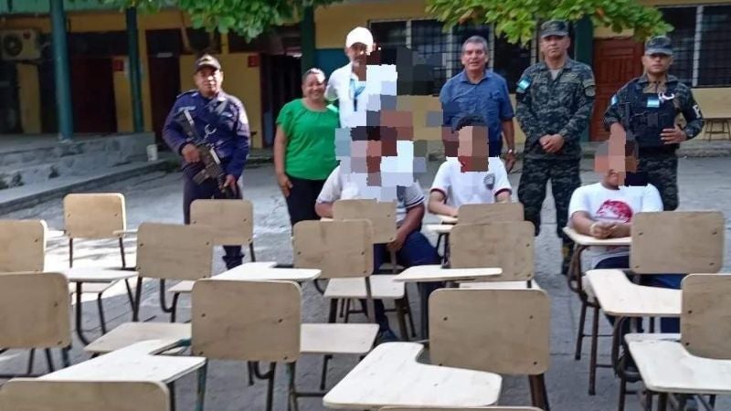 Privados de libertad reparan pupitres de la escuela Miguel Paz Barahona, Tela