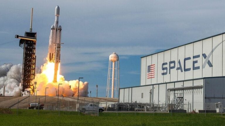 SpaceX anuncia la primera misión tripulada que volará sobre los polos terrestres