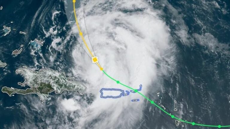 Ernesto se convierte en huracán luego de dejar fuertes lluvias en Puerto Rico