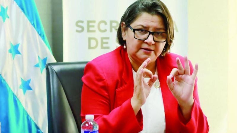 Ministra Paredes responsabiliza a banco de retrasar construcción de hospital