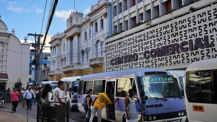 Multarán a buses con stickers vulgares