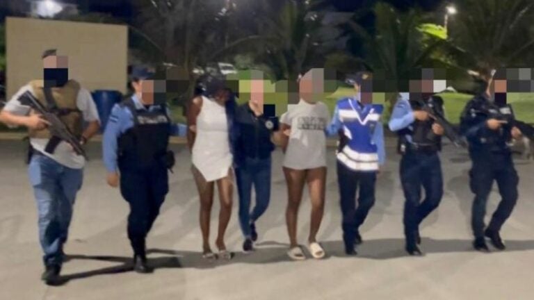 Capturan a dos mujeres por abuso sexual en contra de otra fémina en Roatán