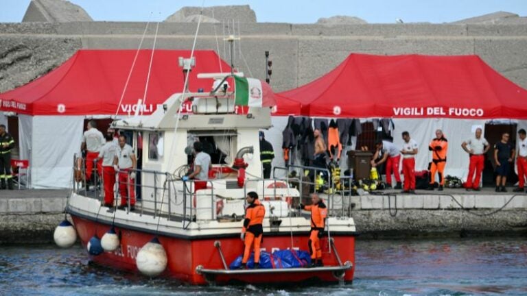 Hallan otros cuatro cuerpos tras el naufragio del yate de lujo en Italia