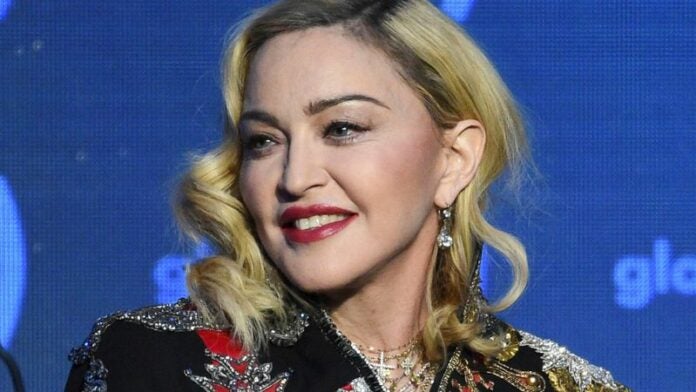 Según contó la intérprete de “Like a Virgin”, sus “pulmones no funcionaban” y sus “riñones estaban fallando”, lo que le daba un 40% de posibilidades de no sobrevivir. Afortunadamente, Madonna se recuperó con éxito y pudo reanudar su gira Celebration Tour, que había sido pospuesta por tres meses debido a su grave estado de salud.