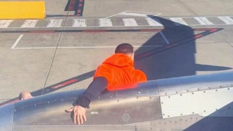 Hombre es arrestado tras caminar por el ala de un avión en Melbourne