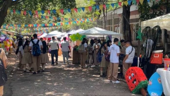 Más de 4,000 estudiantes participan en feria empresarial del INTAE