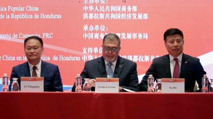 Honduras y China firman cuatro acuerdos por $11 millones