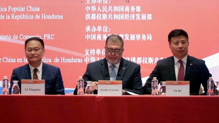 Honduras y China firman cuatro acuerdos por $11 millones