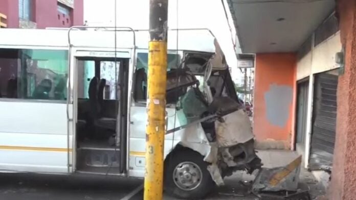 Bus 'rapidito' choca contra local comercial en Comayagüela