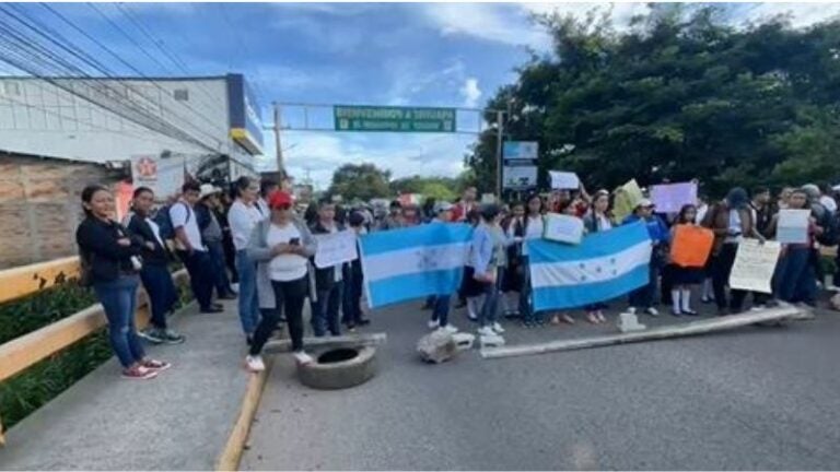 Maestros de Ocotepeque protestan por salarios atrasados