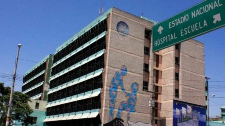 Mujer de 50 años se lanza desde el tercer piso del Hospital Escuela