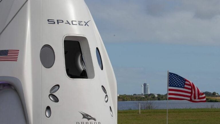 SpaceX lista para lanzar misión que planea la primera caminata espacial privada