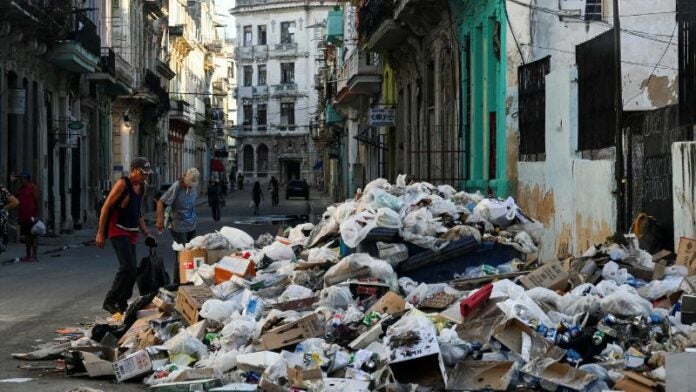 La basura se acumula en una Habana desbordada