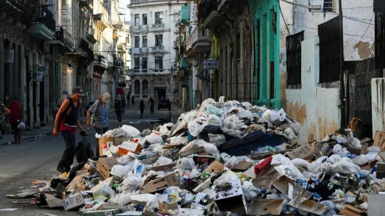 La basura se acumula en una Habana desbordada