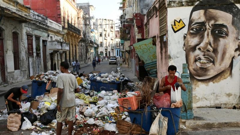 La basura se acumula en una Habana desbordada