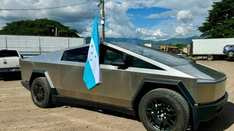 Captan impresiónante Tesla Cybertruck en territorio hondureño