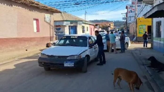 Taxistas bloquean calle principal en La Esperanza, Intibucá