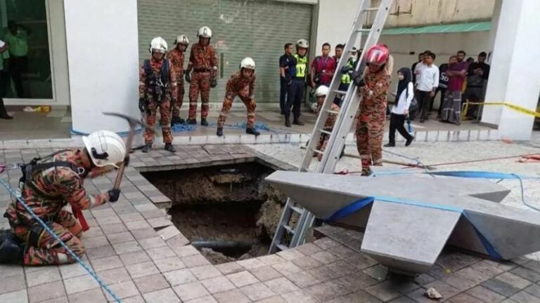 mujer desaparecida al caer a socavón