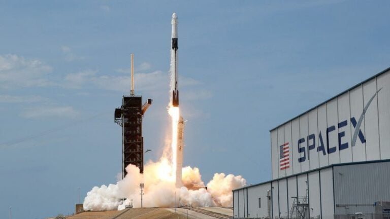 Cohetes Falcon 9 de SpaceX vuelven a recibir autorización de despegue