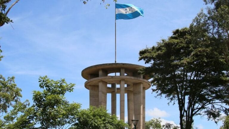 Por qué se quema la Bandera Nacional previo a las fiestas patrias