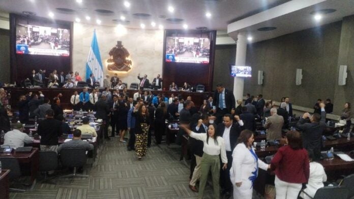 Suspenden sesión legislativa por 