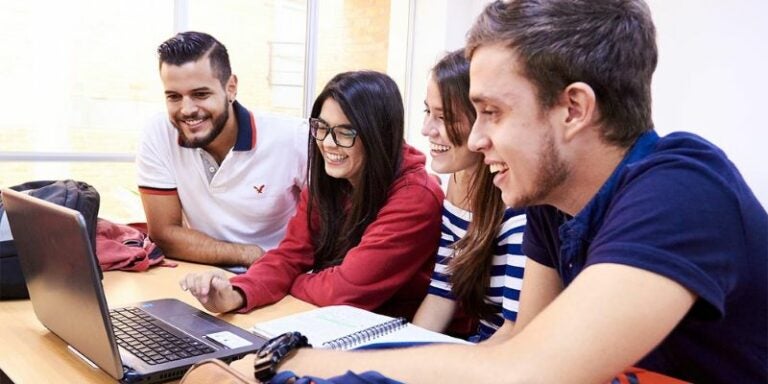 Gobierno anuncia becas en maestrías y doctorados para estudiar en el extranjero