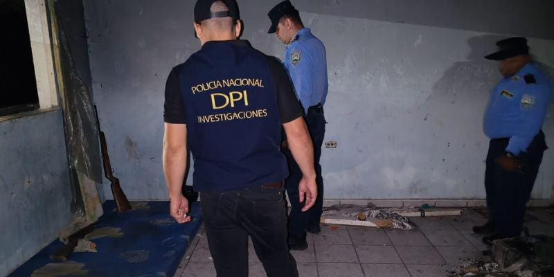 Desmantelan bodega de armas y droga de la MS-13 en Omoa