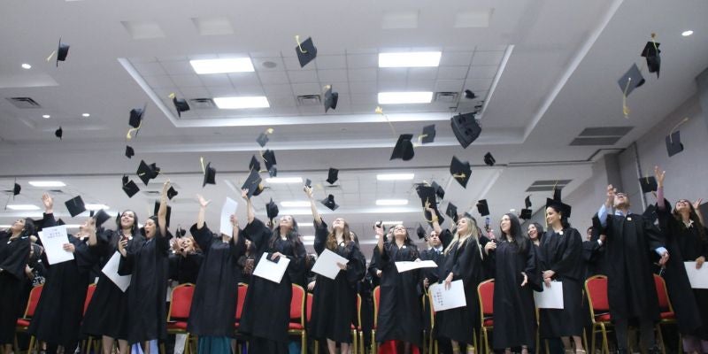 Alrededor de 90 profesionales se gradúan de la UNAH Campus Atlántida 