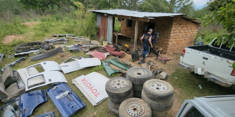 Encuentran deshuesadero de carros robados por banda "Los 22R" en El Paraíso