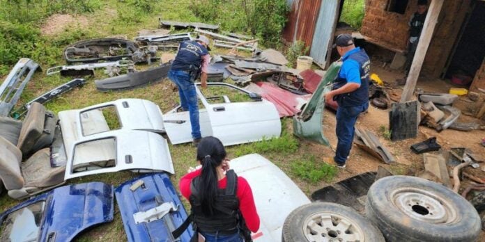 Encuentran deshuesadero de carros robados por banda 