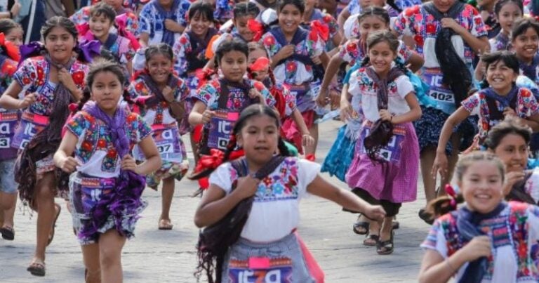 Unas 400 mujeres y niñas celebran "carrera de la tortilla" en México