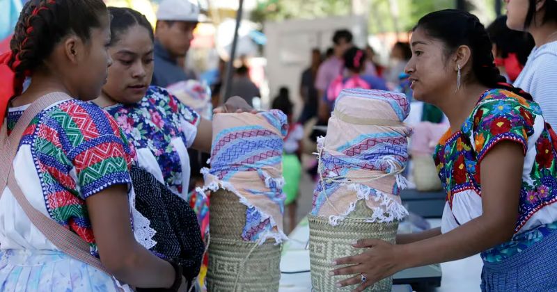 Unas 400 mujeres y niñas celebran "carrera de la tortilla" en México