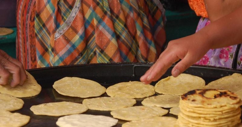 Unas 400 mujeres y niñas celebran "carrera de la tortilla" en México