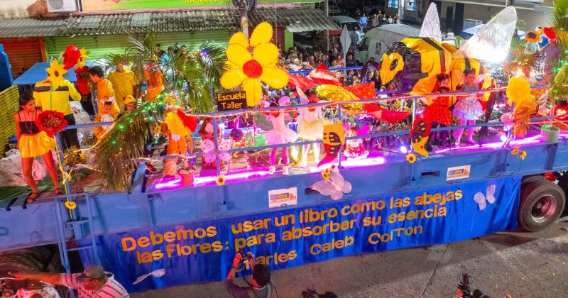 Miles de porteños disfrutan del desfile de carrozas en la Feria Agostina