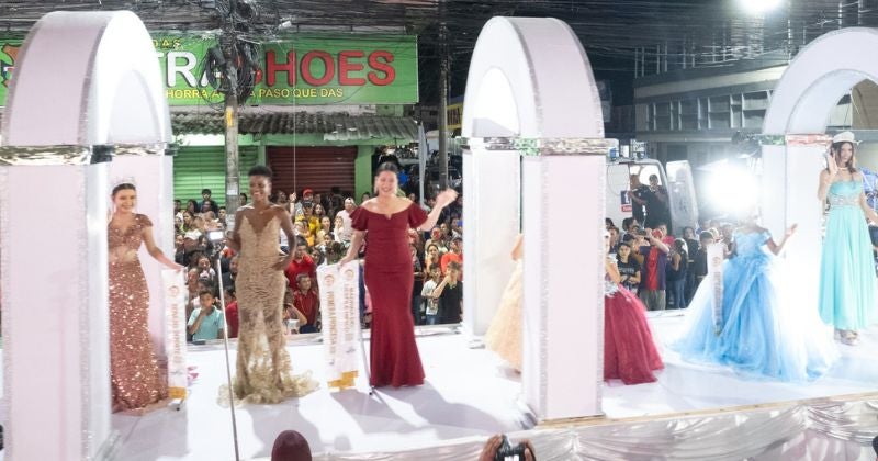 Miles de porteños disfrutan del desfile de carrozas en la Feria Agostina