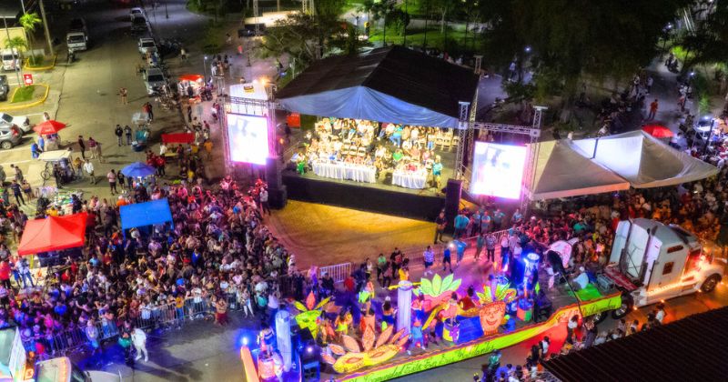 Miles de porteños disfrutan del desfile de carrozas en la Feria Agostina