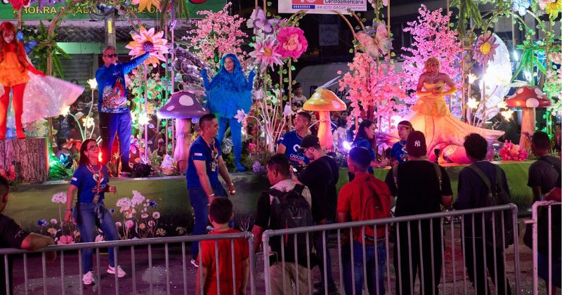 Miles de porteños disfrutan del desfile de carrozas en la Feria Agostina