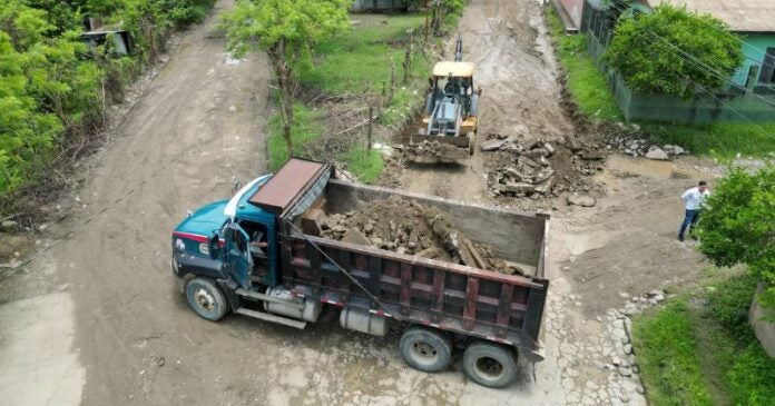 Alcalde Alexander López inicia obras de pavimentación en El Progreso, Yoro