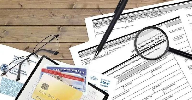 Así puede tramitar un permiso de trabajo si solicita asilo en USA
